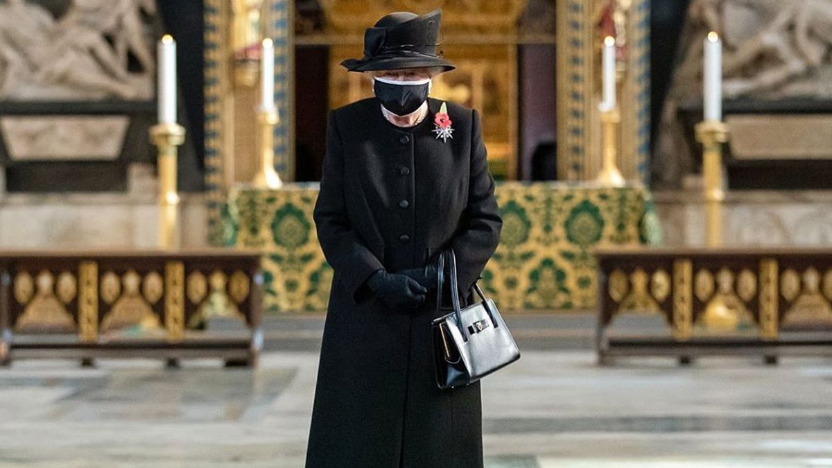 Королева Єлизавета II вперше вийшла на публіку у масці: фото