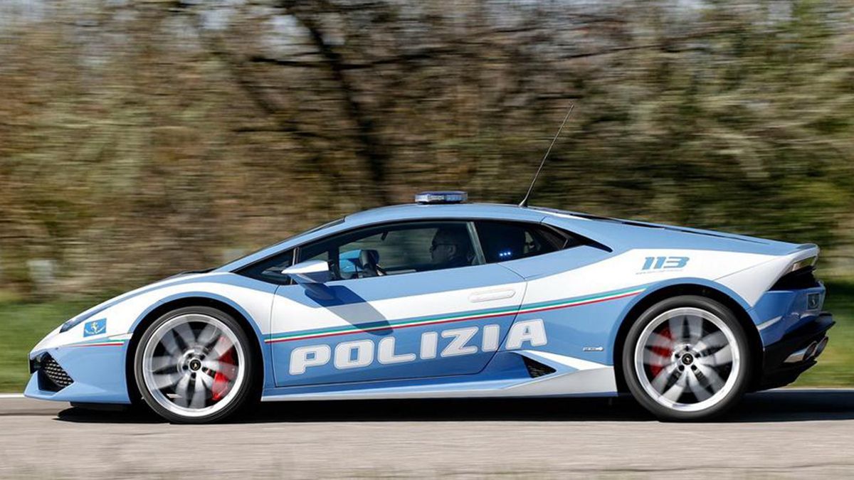 Поліцейський Lamborghini виконав незвичайне і водночас життєвоважливе завдання: відео