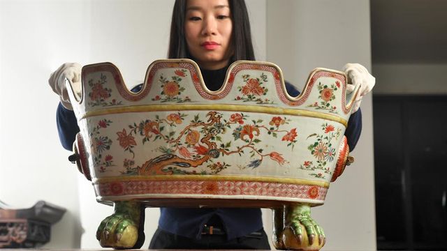 Пенсіонери знайшли у себе вдома чашу вартістю понад 130 тисяч доларів: фото - фото 434194