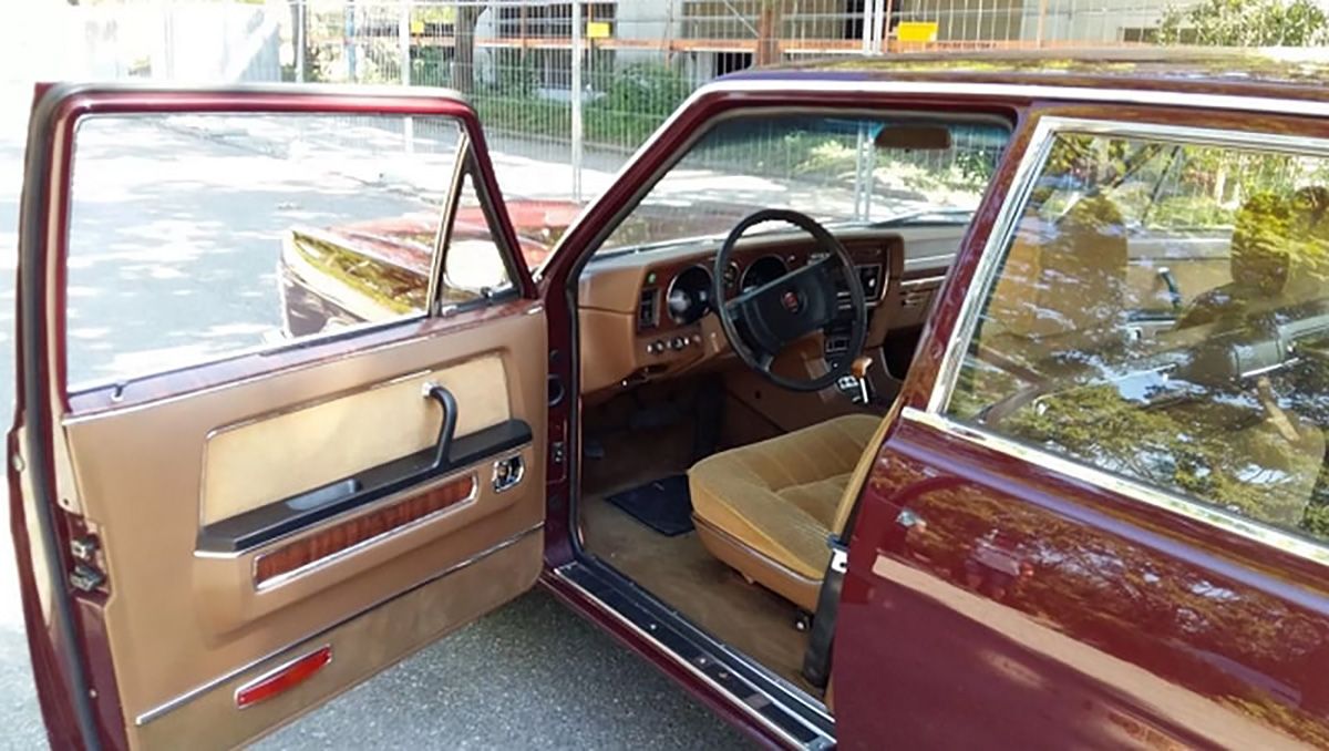 Цю Чайку Брежнєва продають за 4 мільйони гривень