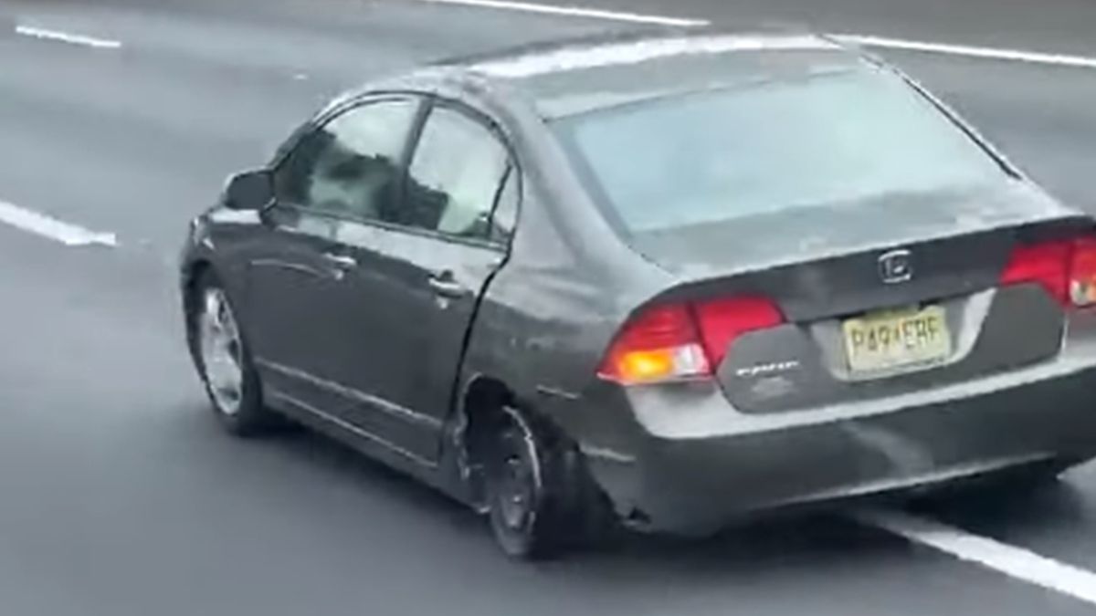 У це важко повірити: водійка Honda Civic без покришки їхала 100 км/год (відео)