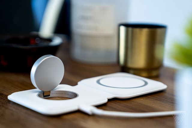 Блогери розкритикували безпровідну зарядку Apple MagSafe Duo Charger: що з нею не так? - фото 434350