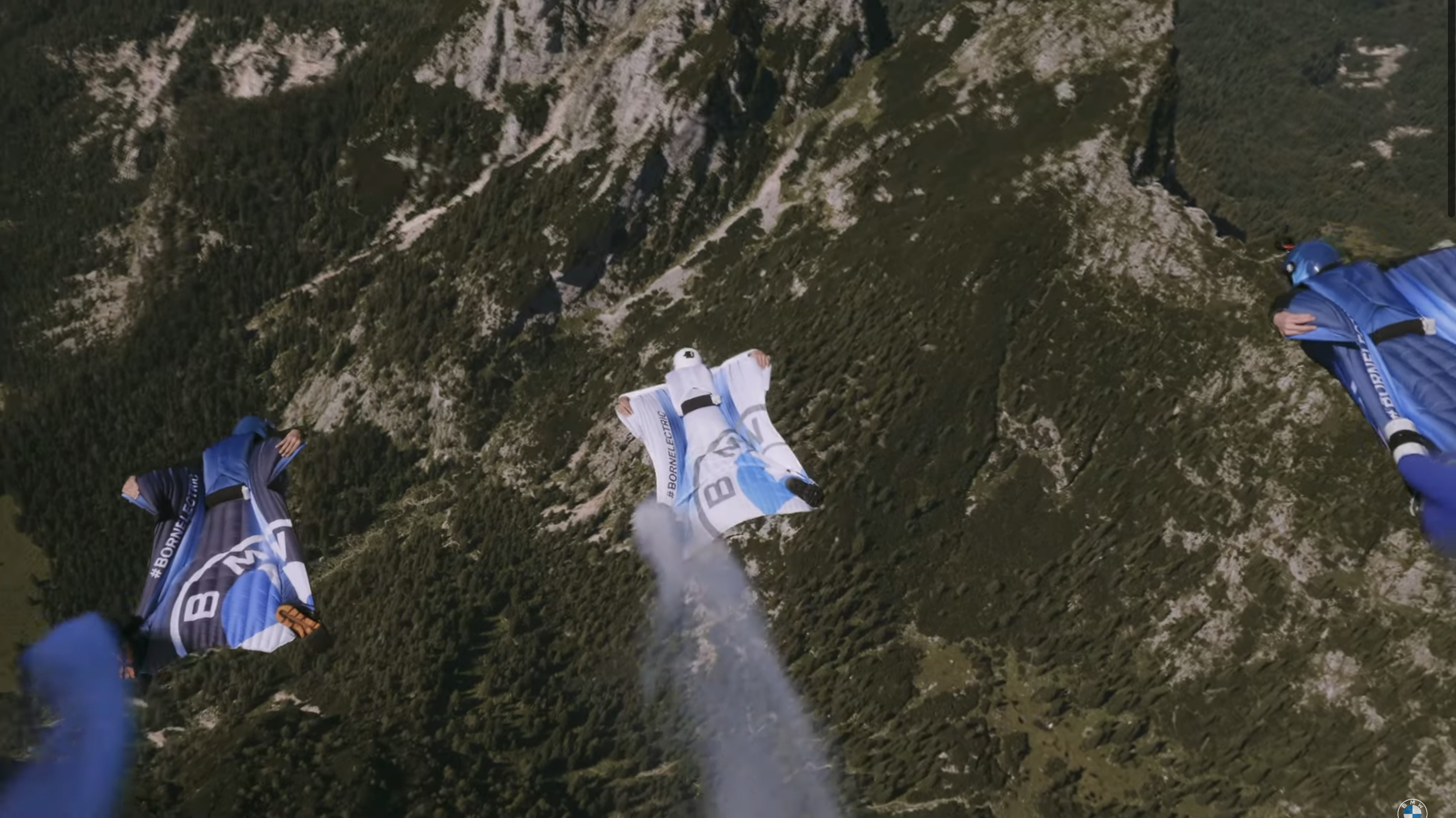 BMW представила костюм, у якому можна літати на швидкості 300 км/год: відео