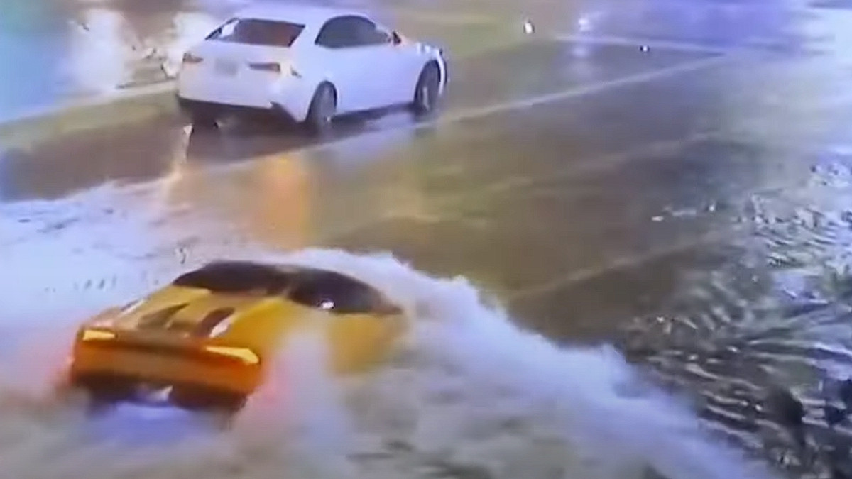 Водія Lamborghini не зупинив потік води, який накрив суперкар з дахом: відчайдушне відео - фото 1