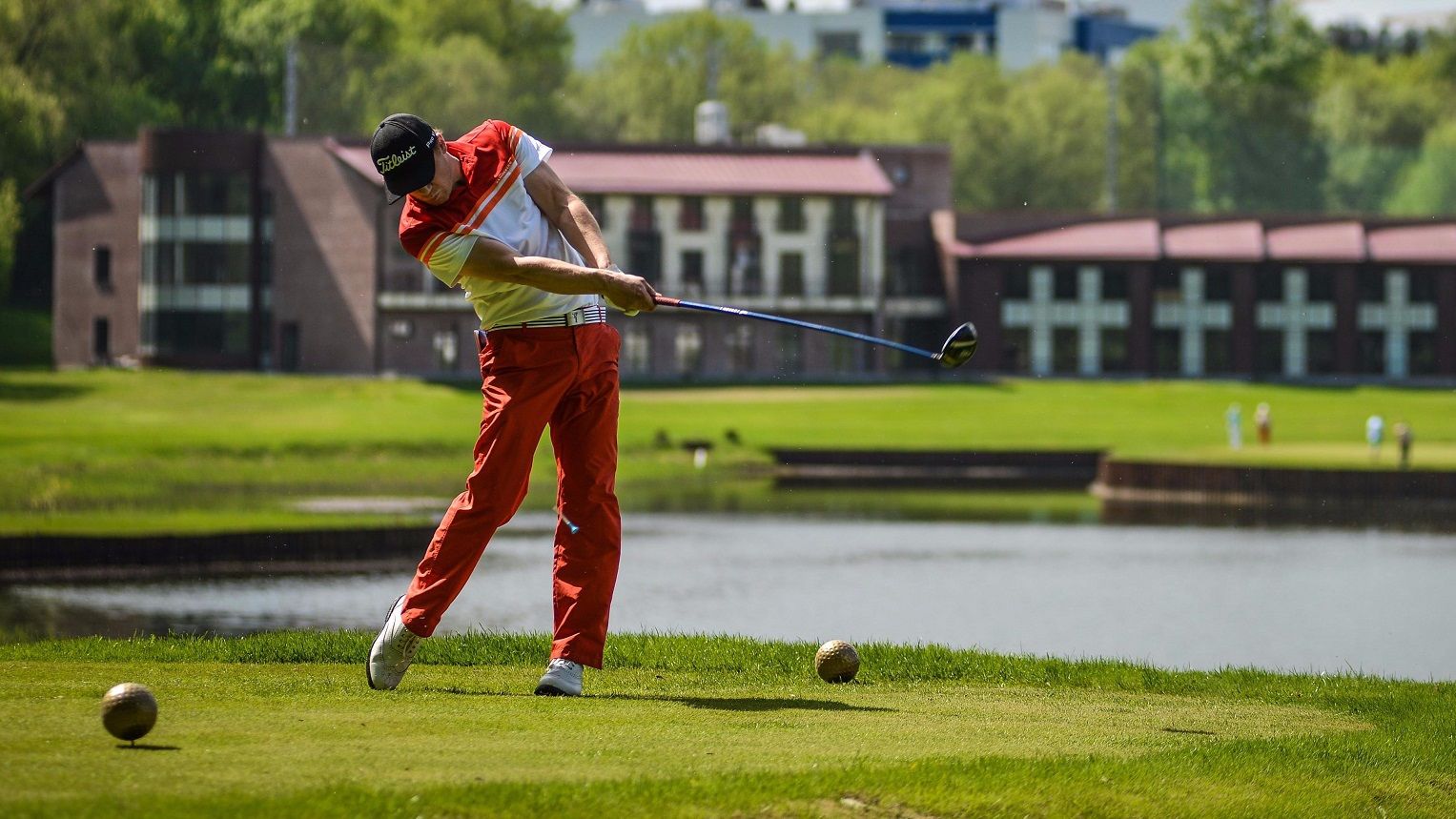 Іспанський гольфіст шокуючим ударом потрапив в лунку, пустивши м'яч по воді: відеофакт - фото 1
