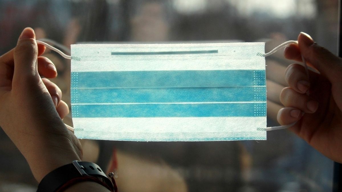 Не коронавірусом єдиним: чому не можна використовувати одну маску багато разів