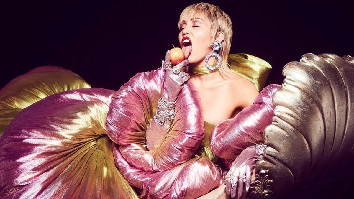 Майлі Сайрус шокувала мережу голим фото в труні (18+)