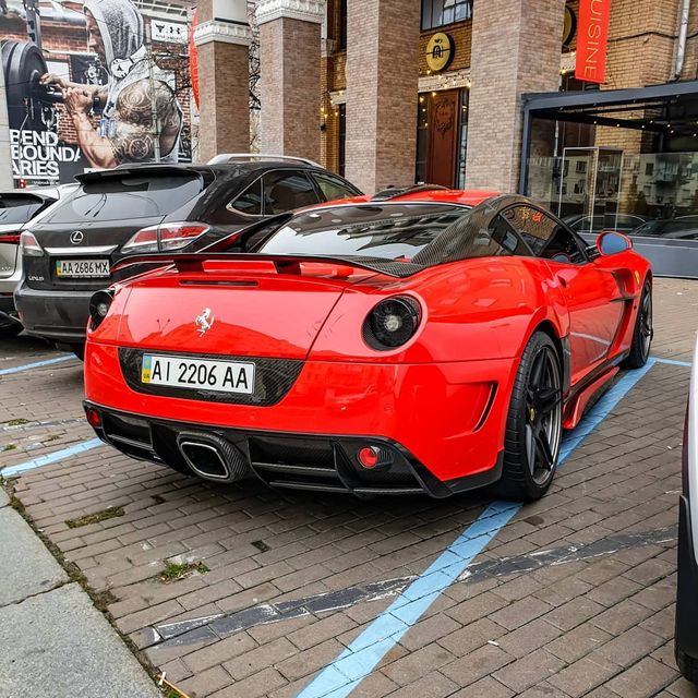 У Києві потрапив на фото дуже крутий і дуже рідкісний суперкар Ferrari - фото 434555