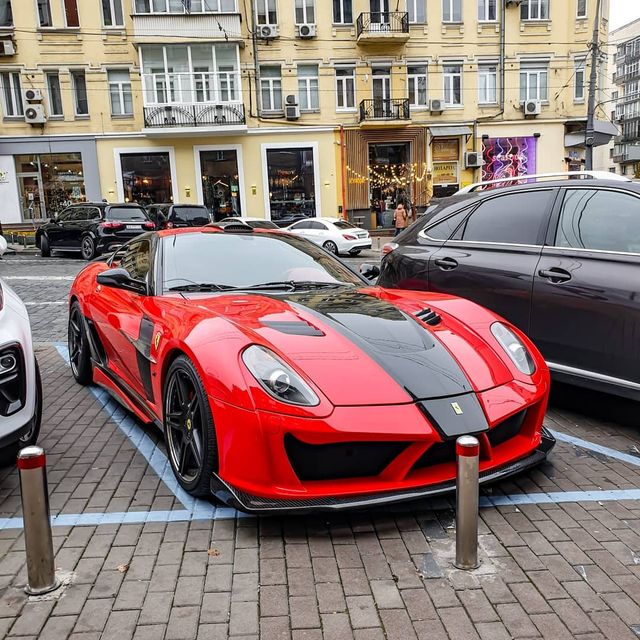 У Києві потрапив на фото дуже крутий і дуже рідкісний суперкар Ferrari - фото 434556