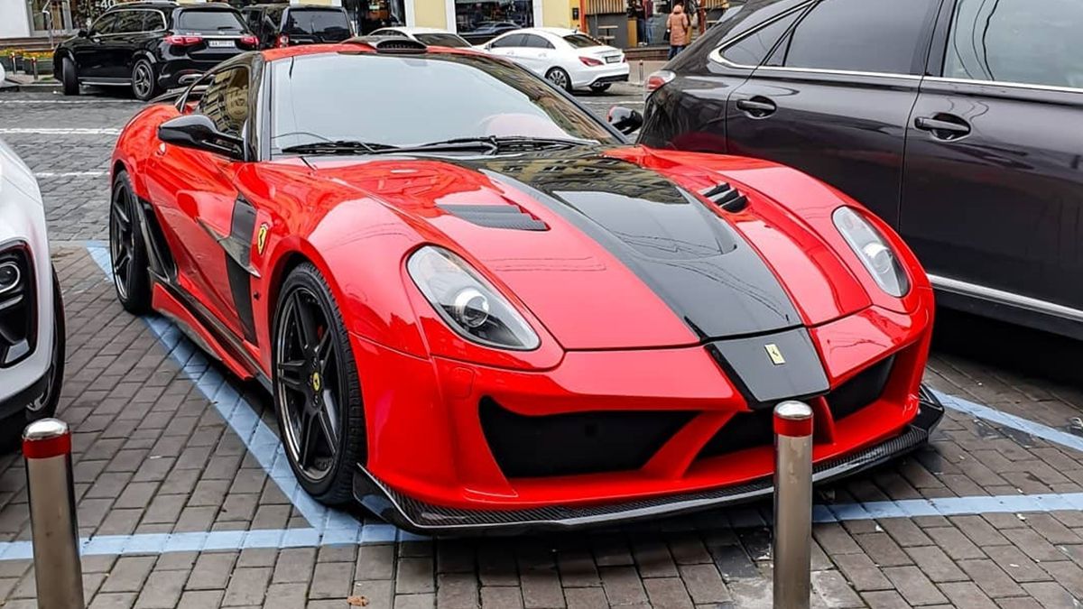 У Києві потрапив на фото дуже крутий і дуже рідкісний суперкар Ferrari