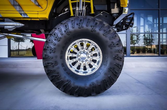 Наче з голлівудських бойовиків: дивіться, як виглядає гігантський Hummer - фото 434608