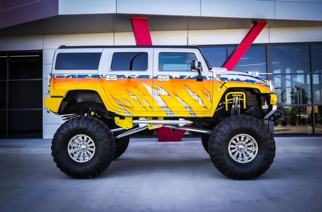 Наче з голлівудських бойовиків: дивіться, як виглядає гігантський Hummer - фото 434610