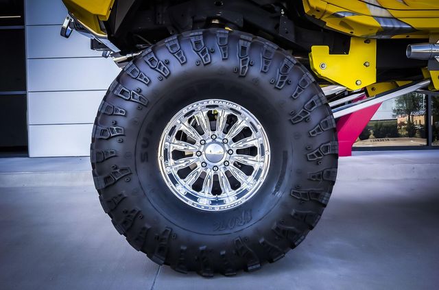 Наче з голлівудських бойовиків: дивіться, як виглядає гігантський Hummer - фото 434613