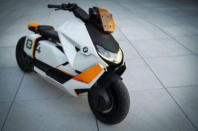 BMW представила електроскутер майбутнього: він виглядає круто - фото 434679