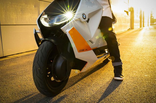 BMW представила електроскутер майбутнього: він виглядає круто - фото 434683