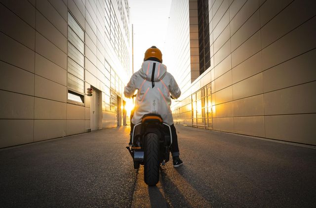 BMW представила електроскутер майбутнього: він виглядає круто - фото 434684