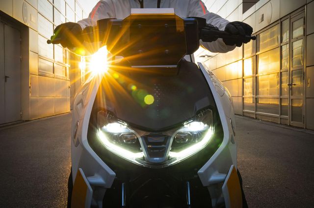 BMW представила електроскутер майбутнього: він виглядає круто - фото 434685