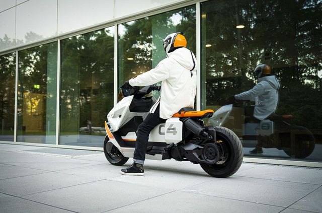 BMW представила електроскутер майбутнього: він виглядає круто - фото 434689