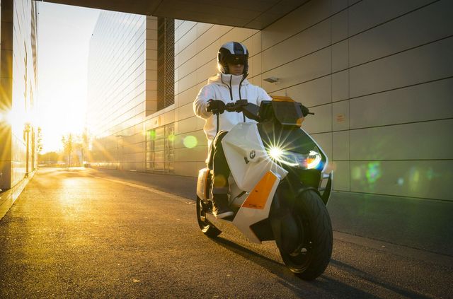BMW представила електроскутер майбутнього: він виглядає круто - фото 434691