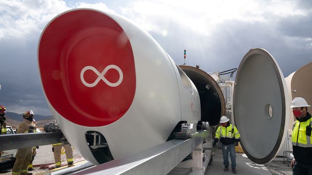 Virgin Hyperloop провела перші пасажирські перевезення: як це було - фото 434779