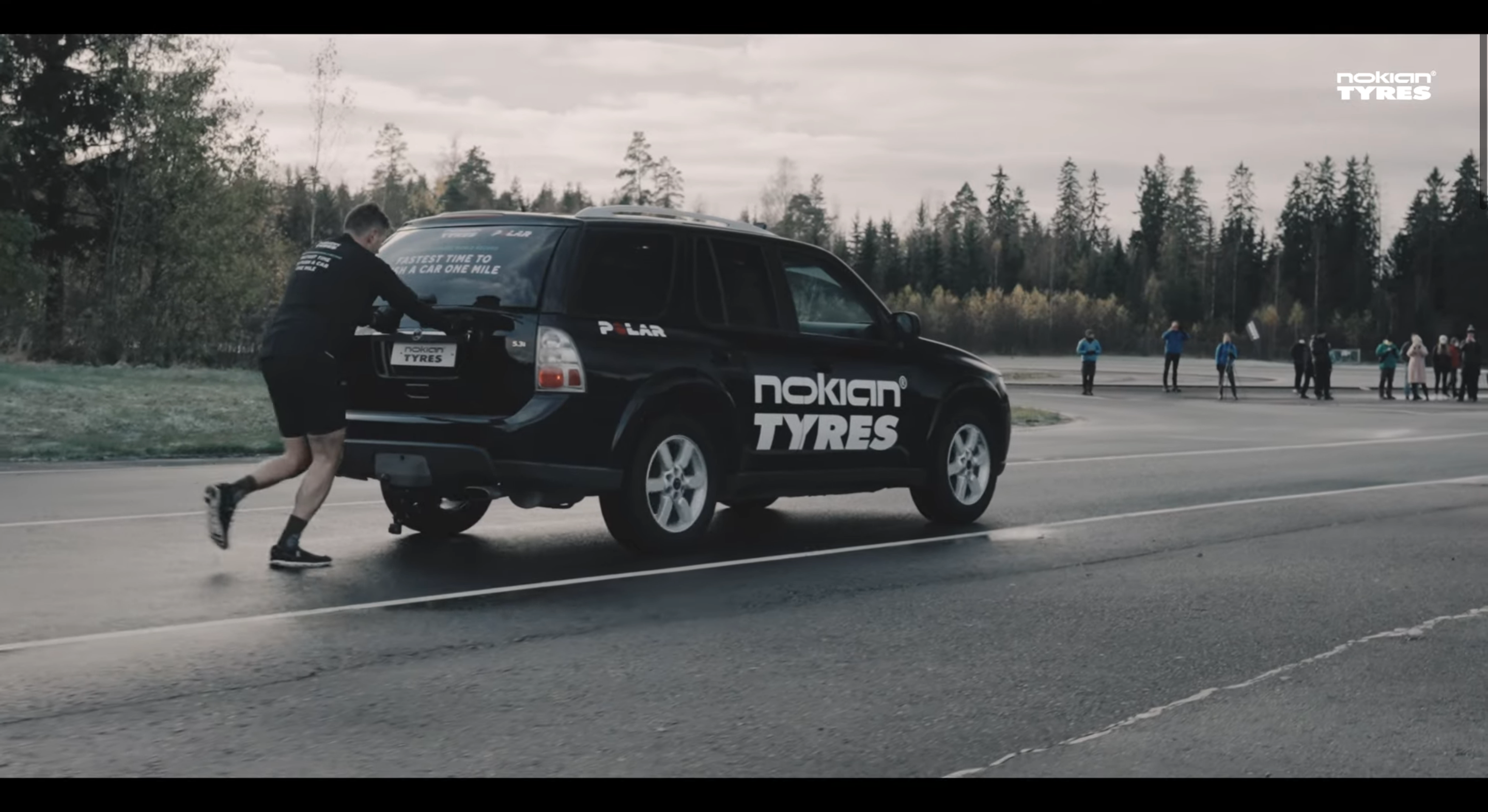 Встановлено новий рекорд Гіннесса зі штовхання авто: круте відео