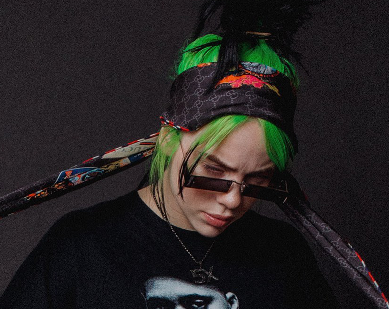 Біллі Айліш прогулюється порожнім торговим центром у новому кліпі Therefore I Am