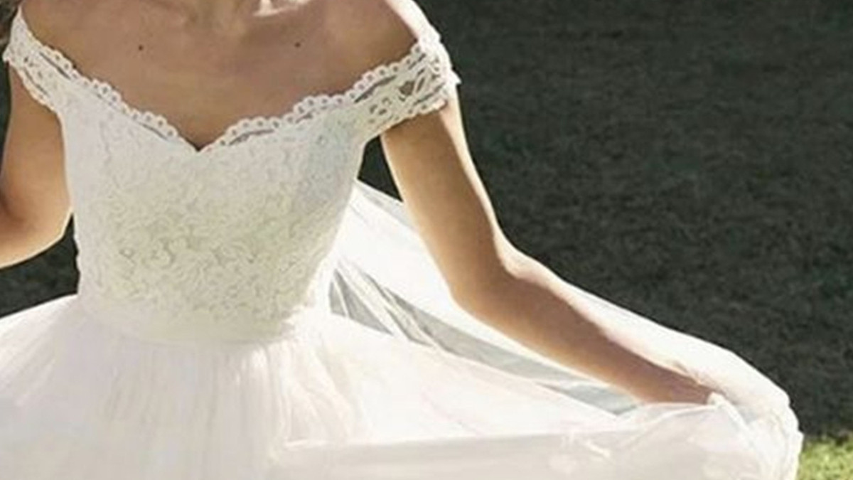 Неуважна наречена випадково одягла весільну сукню навиворіт: епічні фото - фото 1