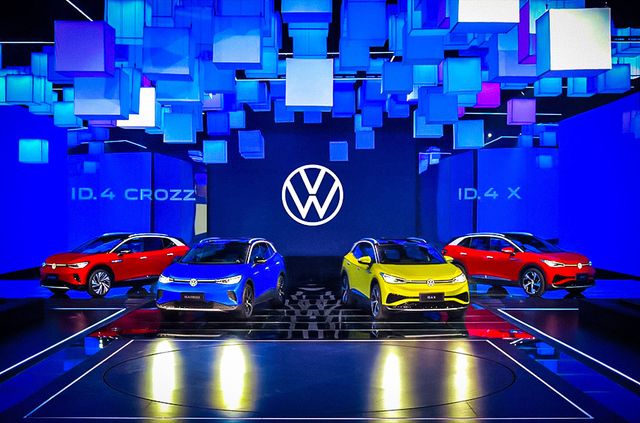 Електрокар Volkswagen 'намалювали' у небі за допомогою тисячі дронів: відео - фото 434904