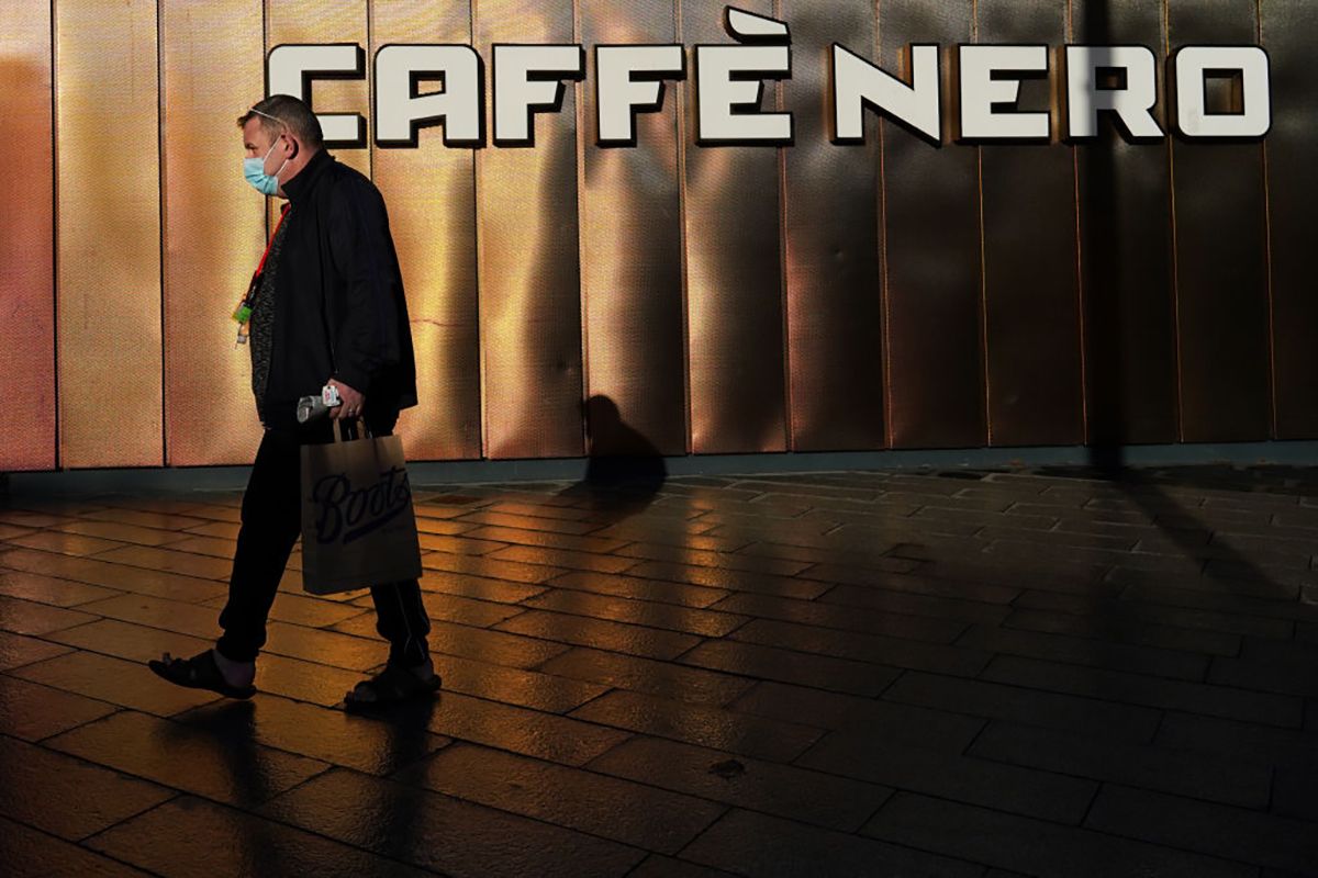 Чому люди все ще відмовляються носити маски?