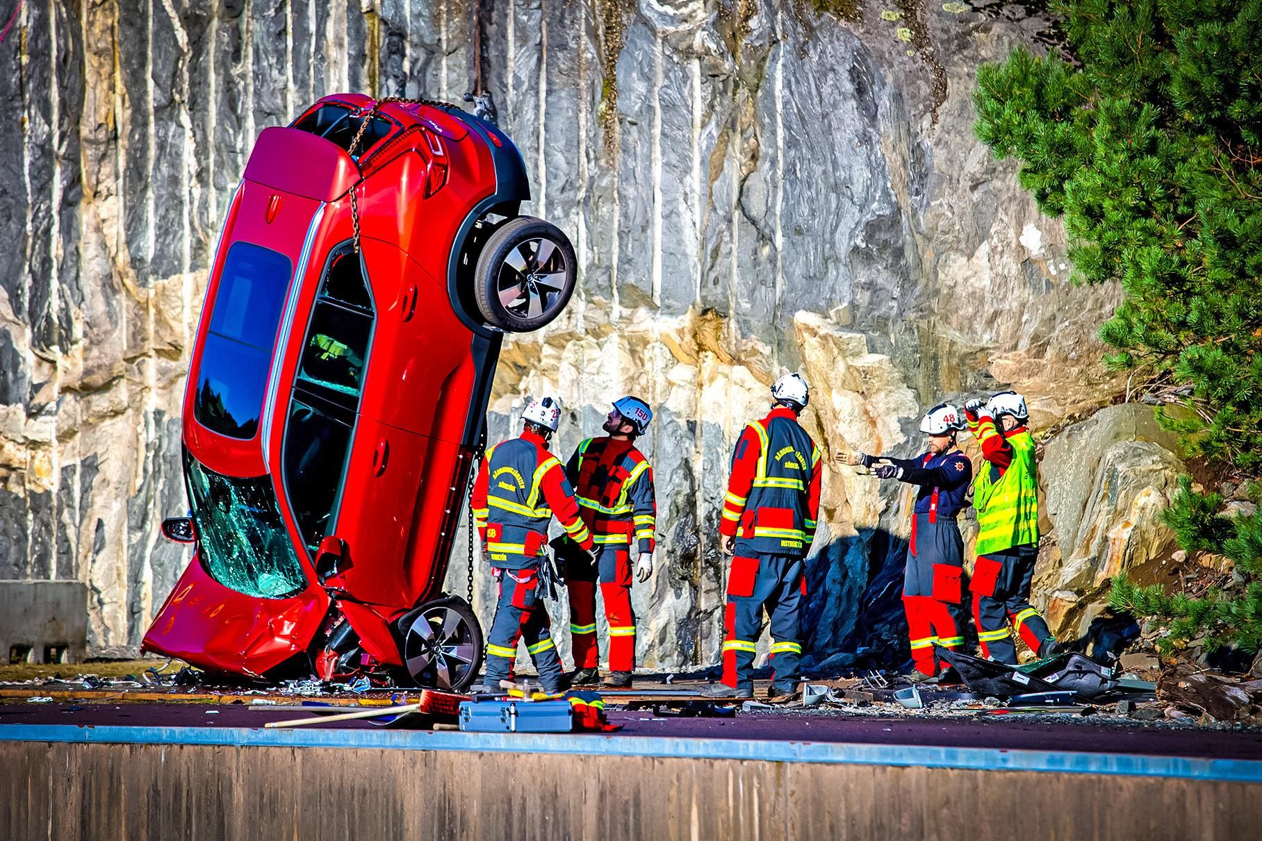 Volvo скидає свої автомобілі з 30-метрової висоти: навіщо це роблять?