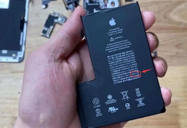 Блогери розібрали iPhone 12 Pro Max: що ховається всередині флагмана? - фото 434956