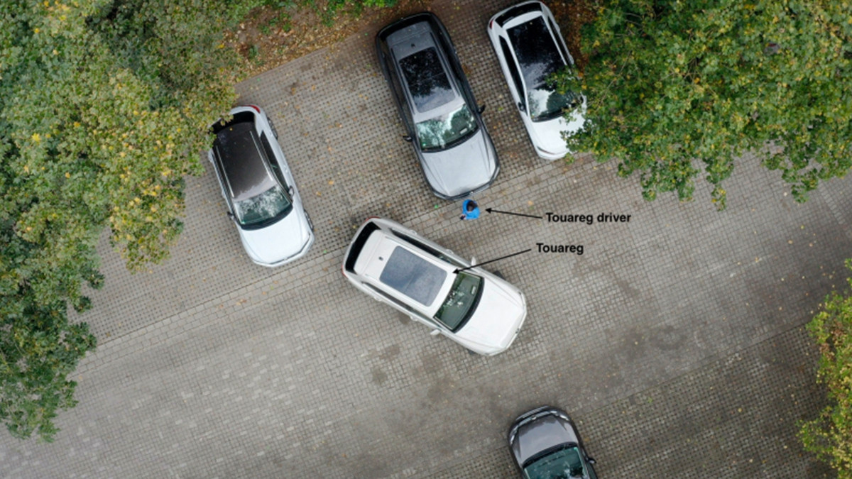 Volkswagen Touareg самостійно паркується - фото 1