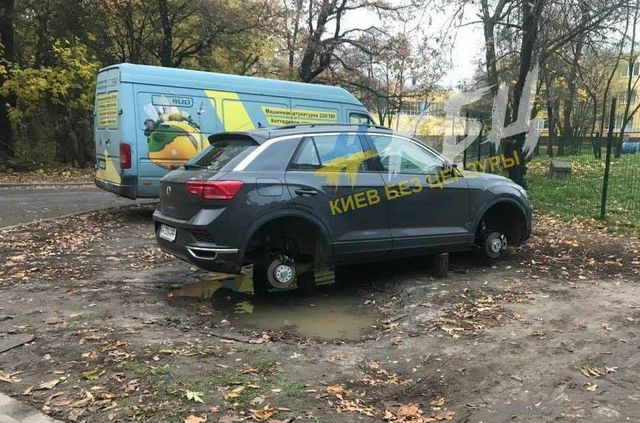 У Києві жорстко покарали водія дорогої машини за нахабну парковку: фотофакт - фото 435194