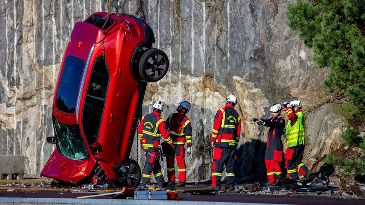 10 нових автомобілів Volvo скинули з висоти дев'ятиповерхівки: відео