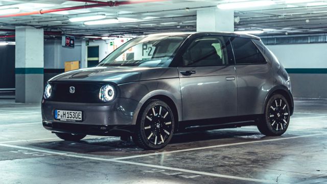 Компактний та стильний електромобіль Honda е став автомобілем року у Німеччині - фото 435344