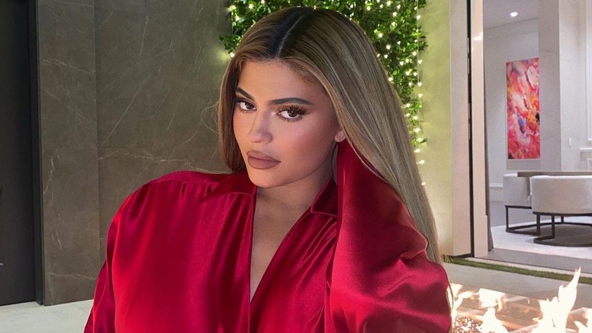 Кайлі Дженнер знялася у відвертому шкіряному топі з екстремальним декольте