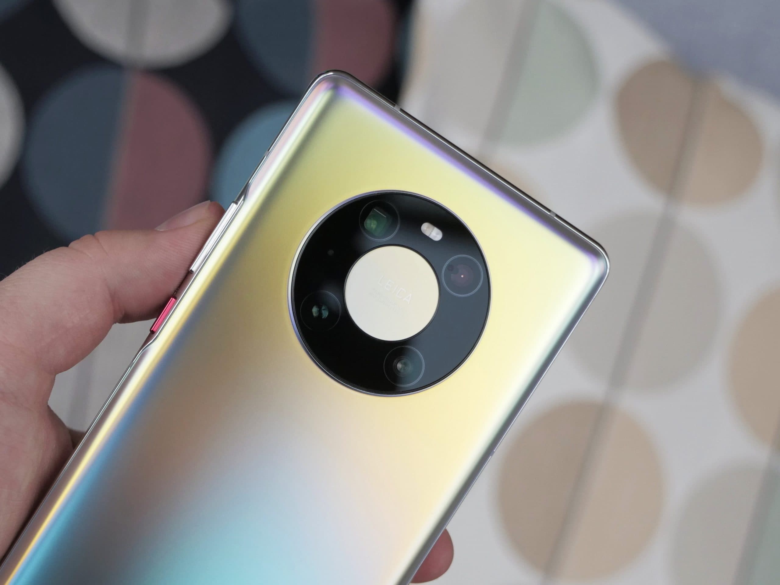 Боги маркетингу: в Китаї дарують iPhone 12 під час покупки топового смартфона HUAWEI