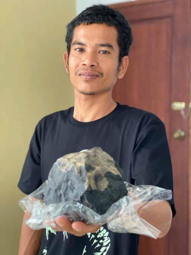 Трунар став мільйонером після падіння метеорита на його будинок - фото 435526