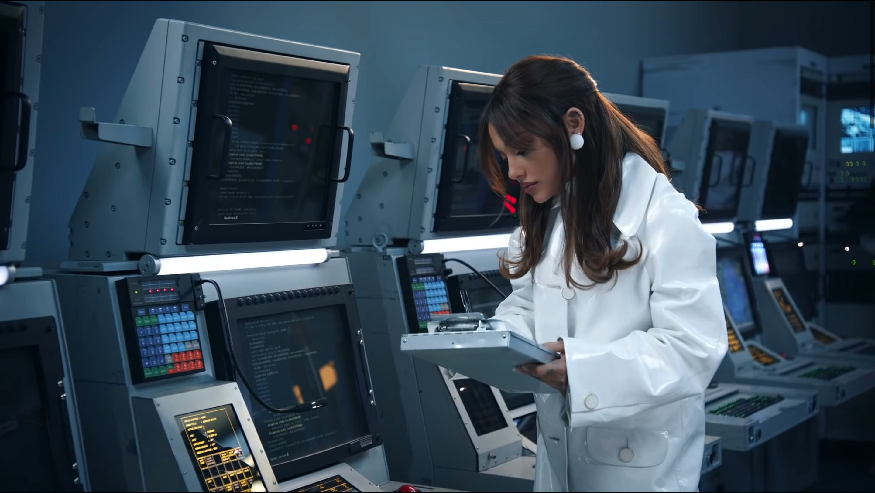 Аріана Гранде створила свого клона у новому ефектному кліпі 34+35