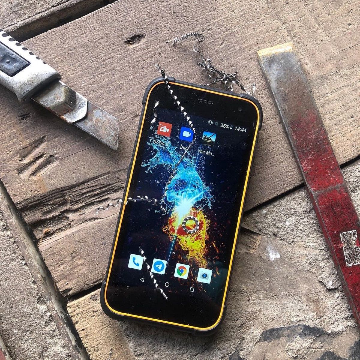 Максимально захищений: як вибрати смартфон для представників робітничих професій