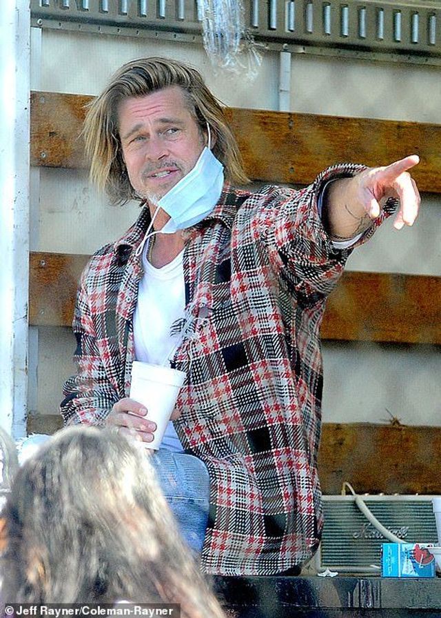 Бред Пітт у масці долучився до благодійної акції: милі фото та відео - фото 435705