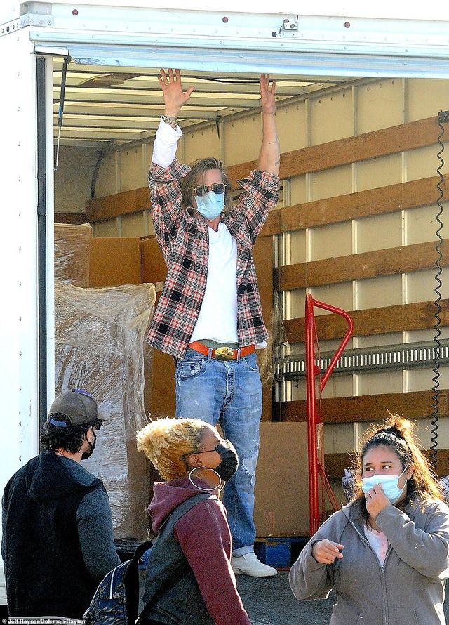 Бред Пітт у масці долучився до благодійної акції: милі фото та відео - фото 435706