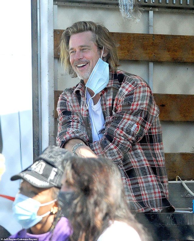 Бред Пітт у масці долучився до благодійної акції: милі фото та відео - фото 435707