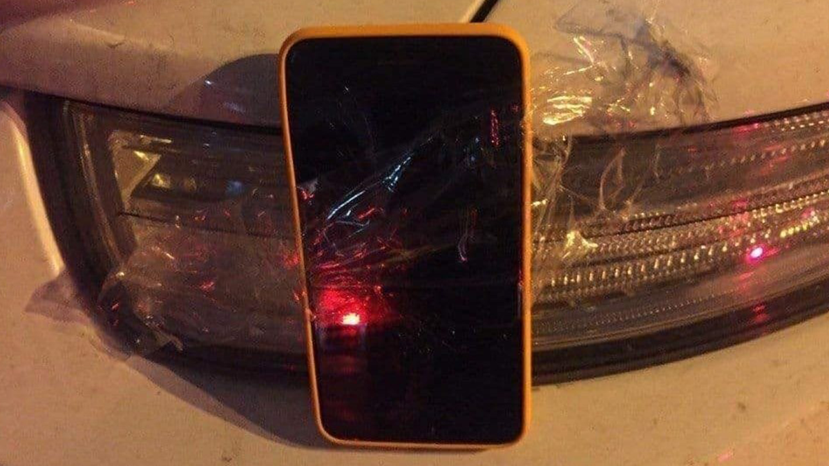 Дівчина оригінально повернула телефон колишньому, спричинивши переполох у Києві