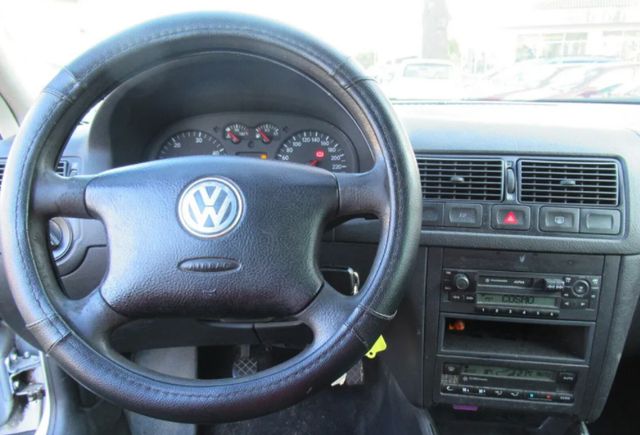 Доглянутий Volkswagen Golf з мільйонним пробігом продають за символічну суму - фото 435800