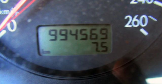 Доглянутий Volkswagen Golf з мільйонним пробігом продають за символічну суму - фото 435801