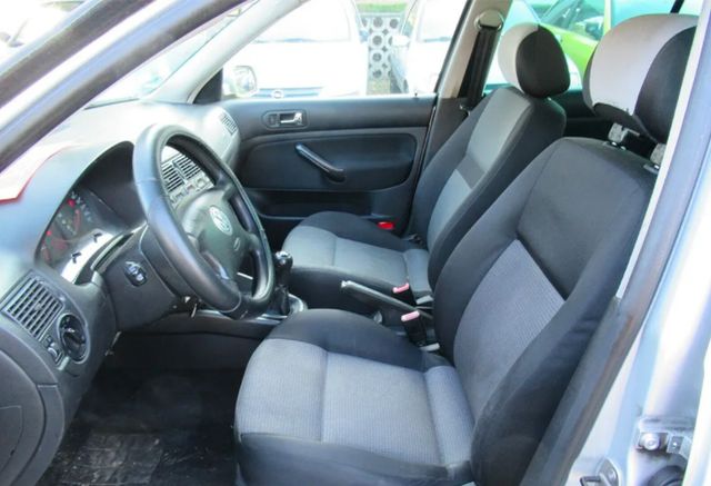 Доглянутий Volkswagen Golf з мільйонним пробігом продають за символічну суму - фото 435802