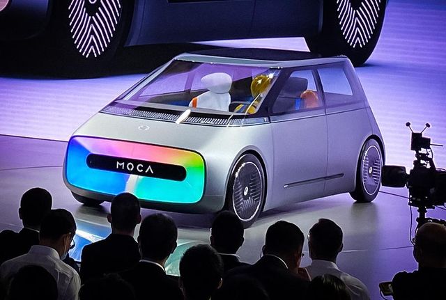 Представлено концепт-кар GAC: футуристичний автомобіль з гігантськими дисплеями - фото 435885