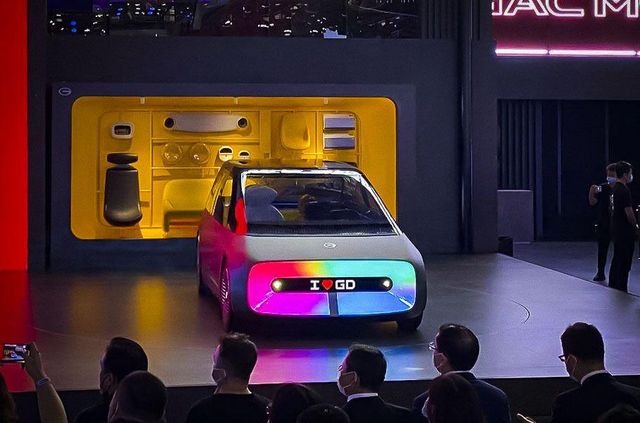 Представлено концепт-кар GAC: футуристичний автомобіль з гігантськими дисплеями - фото 435886