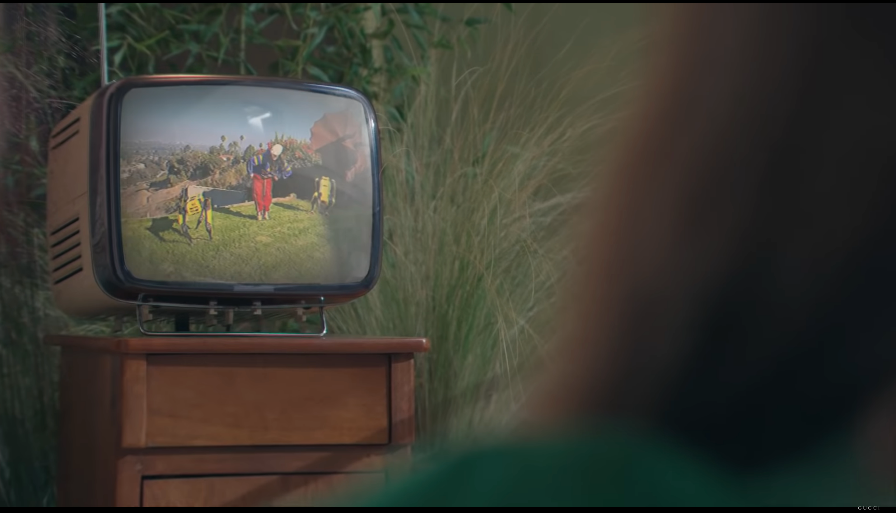 Дивіться, як Біллі Айліш вигулює собак-роботів у новому фільмів від Gucci